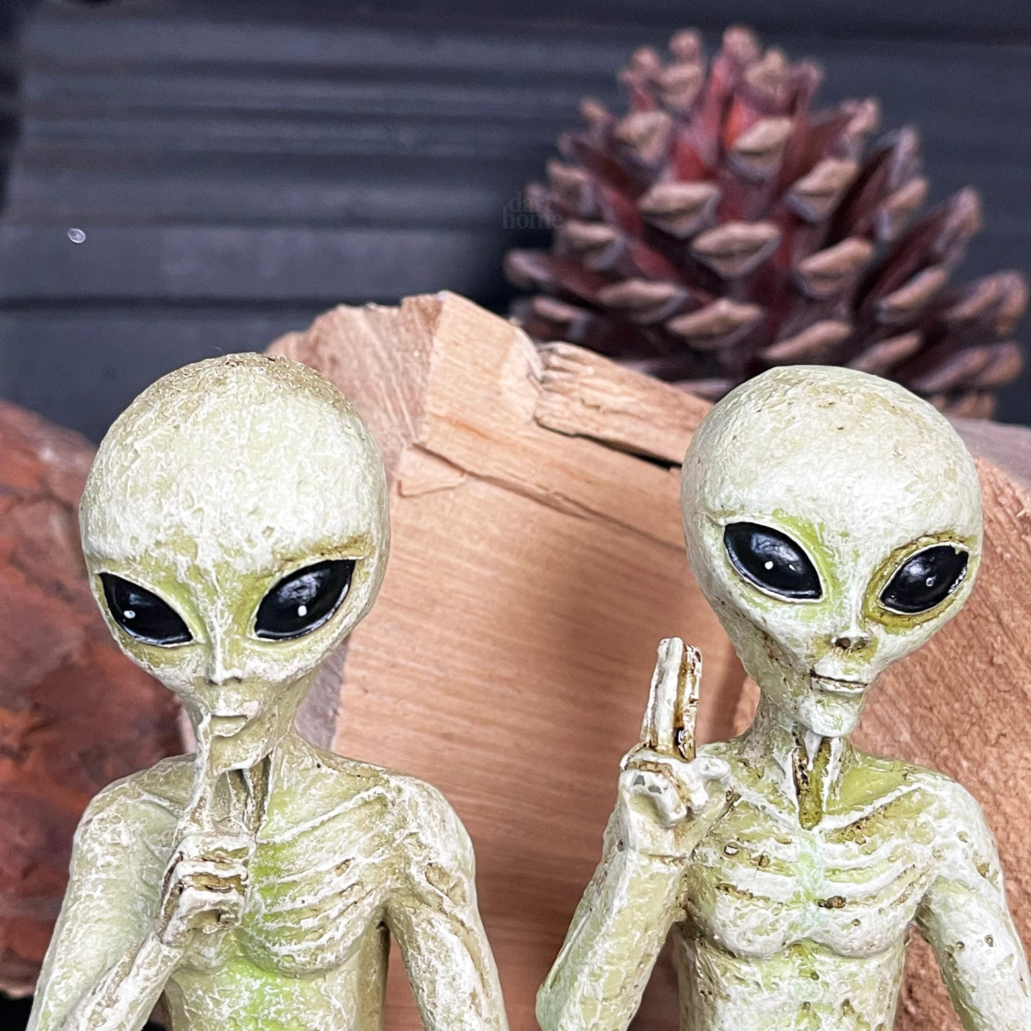 Set Of 2 Alien Shelf Sitter Decorations 2 Set Of 2 Alien Shelf Sitter Decorations - Image 2