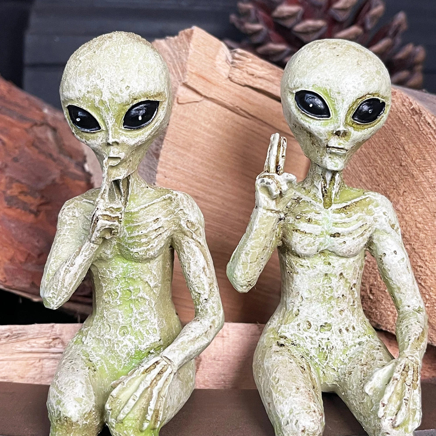 Set Of 2 Alien Shelf Sitter Decorations 3 Set Of 2 Alien Shelf Sitter Decorations - Image 3