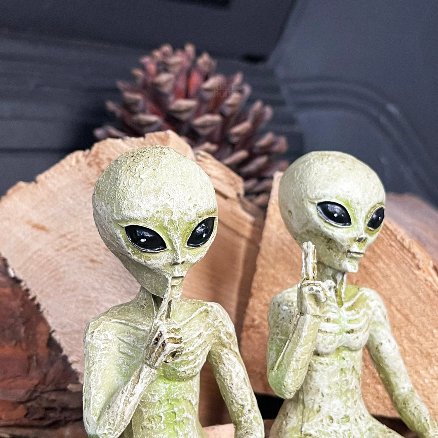 Set Of 2 Alien Shelf Sitter Decorations 5 Set Of 2 Alien Shelf Sitter Decorations - Image 5
